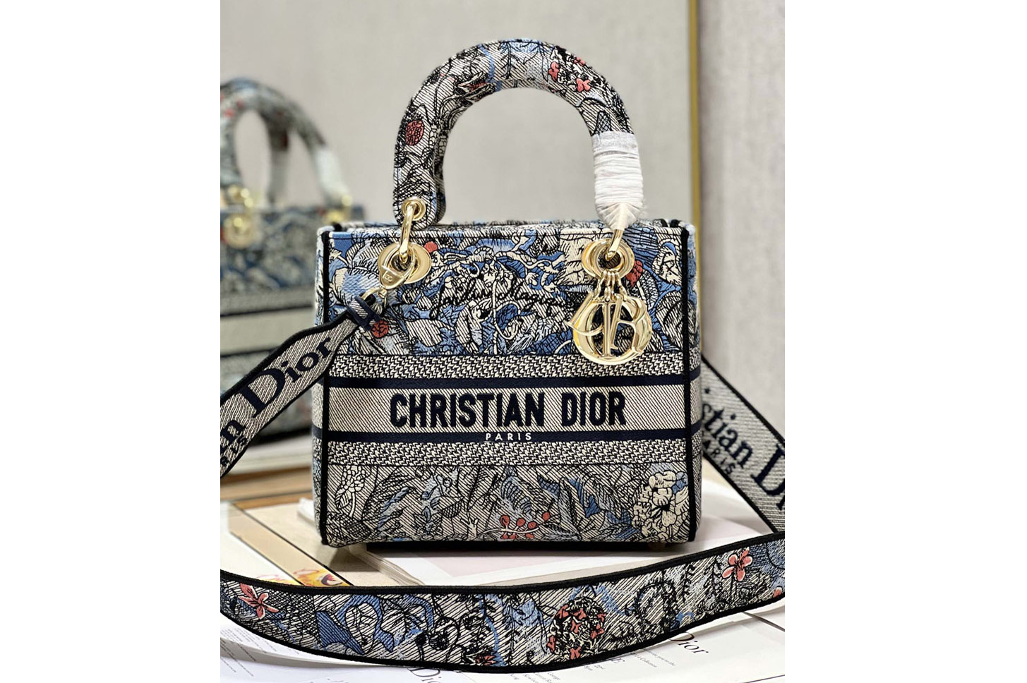 Dior M0565 Medium Lady D-Lite bag in Blue Dior Jardin Magique Embroidery