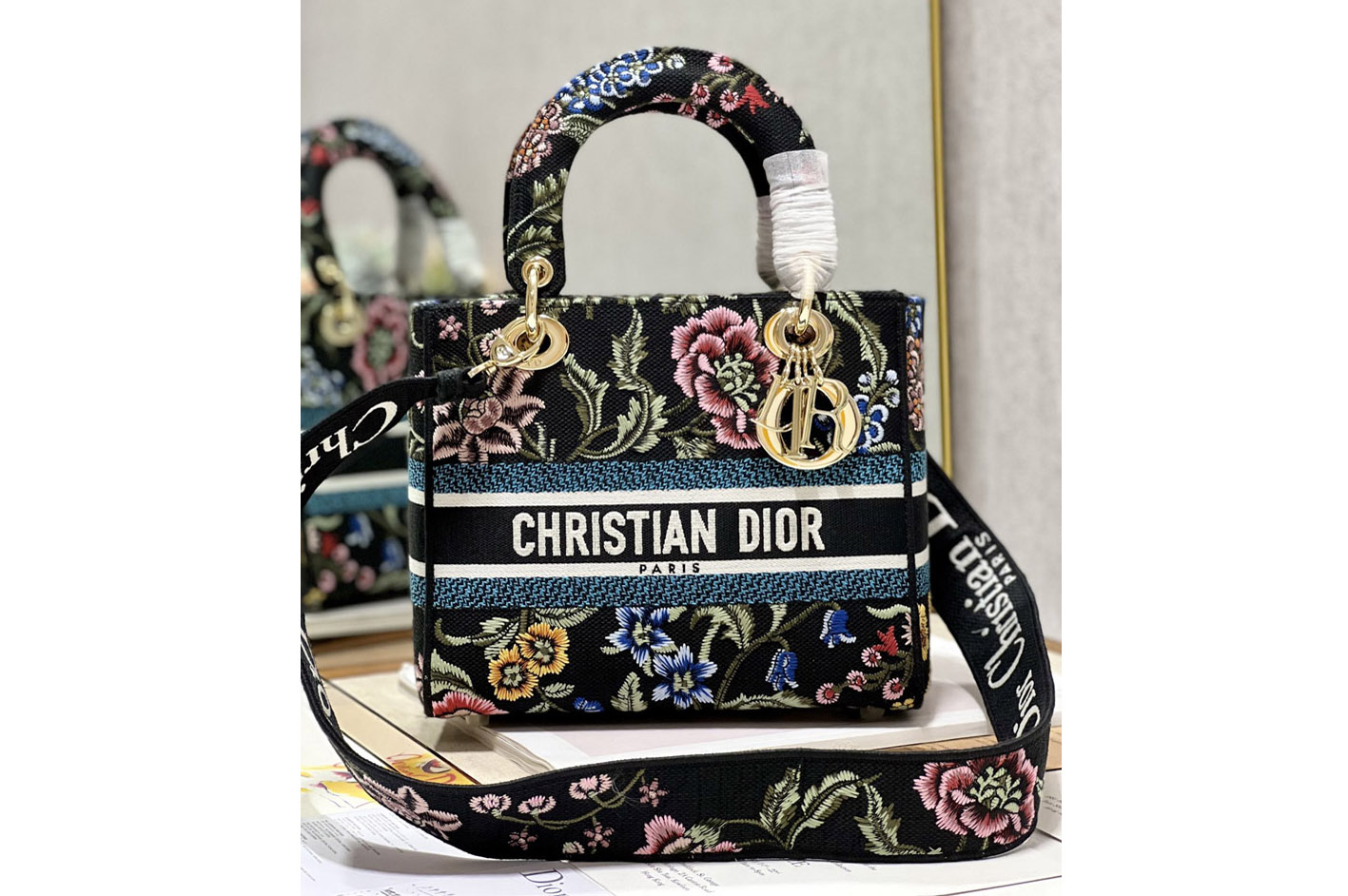Dior M0565 Medium Lady D-Lite bag in Black Multicolor Dior Petites Fleurs Embroidery