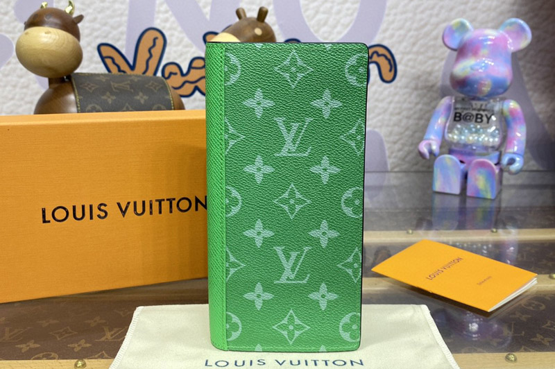 Louis Vuitton M30994 LV Brazza Wallet in Green Taiga cowhide leather and Monogram coated canvas