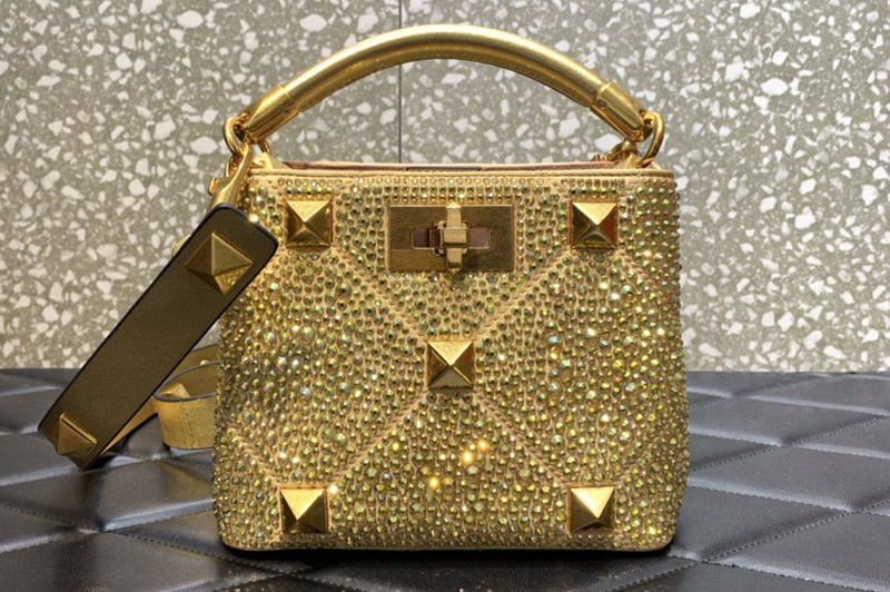 Valentino Garavani Roman Stud medium bag with chain in Gold