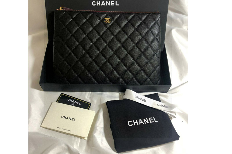 CC Classic Zipped pouch in Black Leather