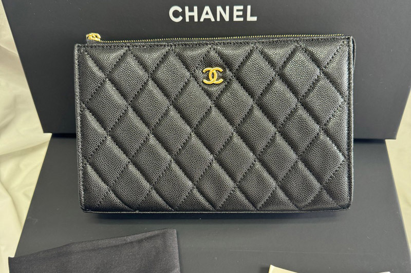 CC Classic Zipped pouch in Black Leather