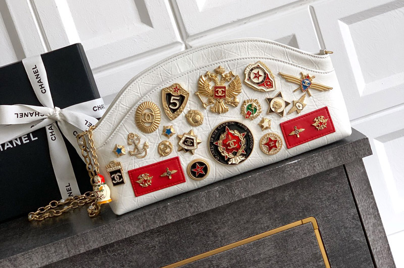 CC Clutch With Chain in White Leather