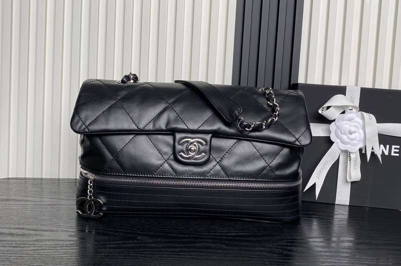 CC Expandable Shoulder bag in Black Leather